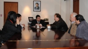 10 Closs con familiares de la tragedia 300x167 El gobernador con familiares de la tragedia