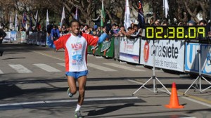 10 Miguel Gauna Maratón Mendoza 300x168 Gran triunfo de Miguel Gauna en Mendoza