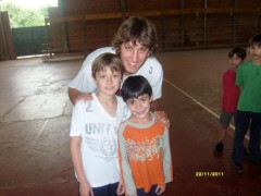 SL745761 240x180 Juampi Fernández con los niños de Montecarlo