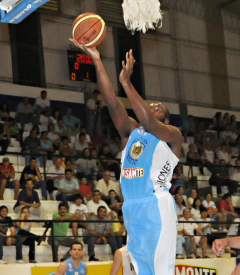 FrancisNwankwo2 240x275 OTC recuperó terreno e igualó la serie