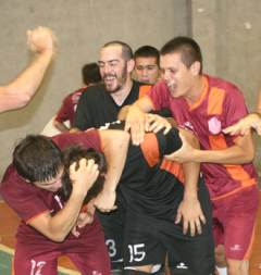 festejo Telecentro finalista 240x253 Ganó Telecentro y se acerca al bicampeonato