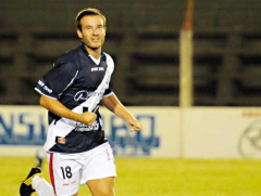 Pablo Ostrowski gol a Mandiyú 240x181 Despertó de la siesta y explotó