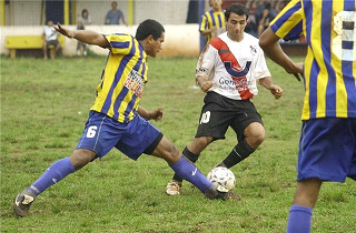 Silveyra y Long luchan. Mitre y Guarani empataron (Foto Sergio Álvarez)